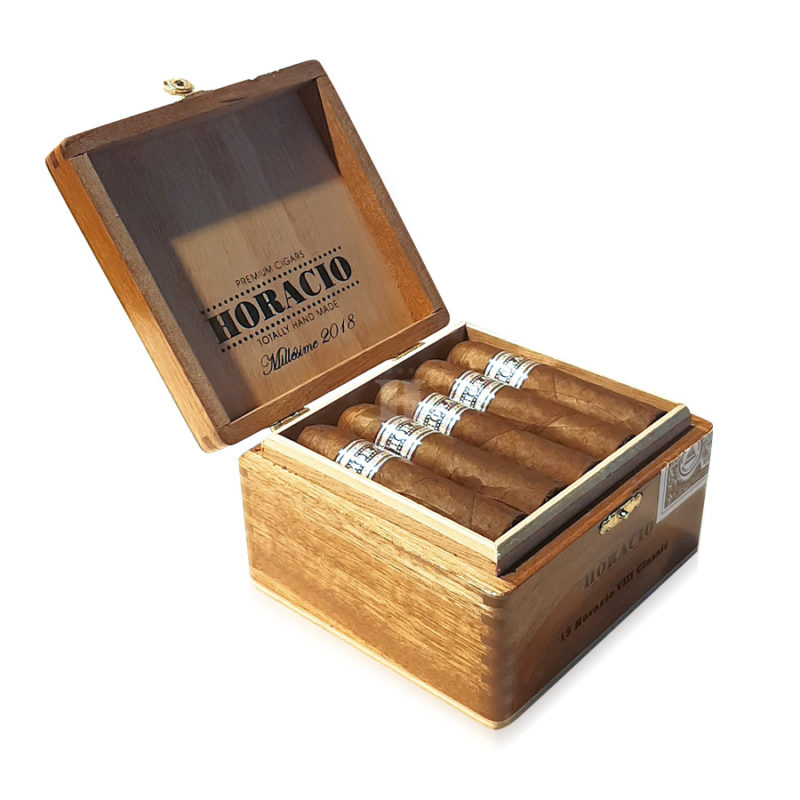 Cigar Horacio 8 millesime 2018 box open angle